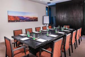 a conference room with a long table and chairs at Alila Jabal Akhdar in Al Khuţaym