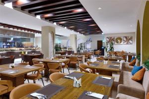 Restaurace v ubytování DoubleTree By Hilton Doha - Al Sadd