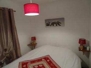 Un dormitorio con una cama con una foto de un elefante en Appartement Saint Lary, en Vielle-Aure