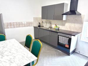 Kuchyň nebo kuchyňský kout v ubytování O5 Property + 26 fotografií