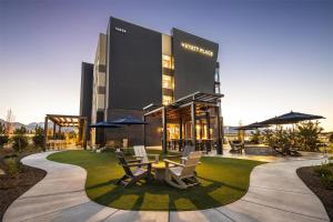 リノにあるHyatt Place Renoの建物の前にテーブルと椅子