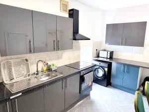 Kuchyň nebo kuchyňský kout v ubytování O5 Property