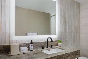 Ένα μπάνιο στο Hyatt Regency Panama City