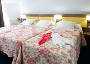 Кровать или кровати в номере Hôtel Ambassadeur