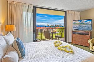 Un dormitorio con una cama y un balcón con vistas. en Kaanapali Shores Studio #742, en Lahaina