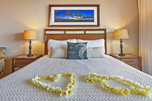 Un dormitorio con una cama blanca y una decoración de corazón. en Kaanapali Shores Studio #742, en Lahaina 56 fotos más