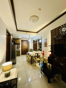 un soggiorno con cucina e sala da pranzo di 36T2 Chic Corner, Horizons 101, Cebu City a Cebu City