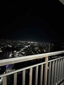 balcone con vista sulla città di notte di 36T2 Chic Corner, Horizons 101, Cebu City a Cebu City