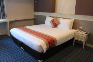 Postel nebo postele na pokoji v ubytování โรงแรมวีวิช V Wish Hotel