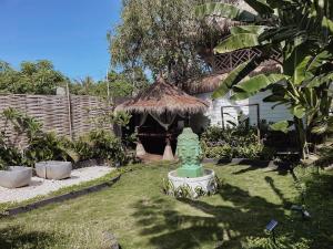 吉利阿尔Indi Pixy Haven的花园的草地上有一尊绿色雕像 更多1张照片