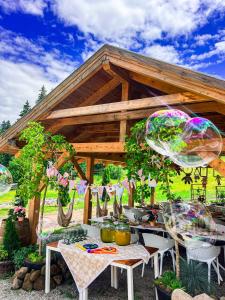 une table et des chaises devant un gazebo dans l'établissement Fortuna Eco - Boutique Hotel, à Băile Tuşnad 64 autres photos