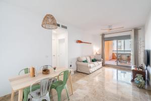 een keuken en woonkamer met een tafel en stoelen bij BLUE BEACH HOUSE, Retamar, Cabo de Gata in Almería