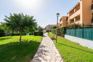 een stenen pad in een park naast een gebouw bij BLUE BEACH HOUSE, Retamar, Cabo de Gata in Almería