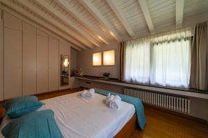 Postel nebo postele na pokoji v ubytování Villa Anna Lake View + 85 fotografií