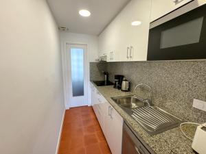 A kitchen or kitchenette at RHODAS 16