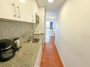 A kitchen or kitchenette at RHODAS 16