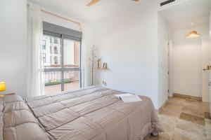 een slaapkamer met een groot bed met een groot raam bij BLUE BEACH HOUSE, Retamar, Cabo de Gata in Almería +28 foto's