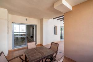 een eetkamer met een houten tafel en stoelen bij BLUE BEACH HOUSE, Retamar, Cabo de Gata in Almería