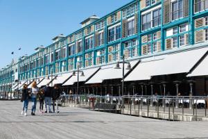 シドニーにあるHistoric Terrace with Harbour Viewsの建物前を歩く人々