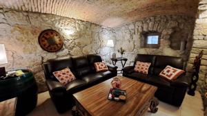 ein Wohnzimmer mit Ledermöbeln und einem Tisch in der Unterkunft Villa Bartola in Grižane