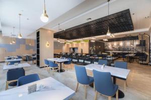 A restaurant or other place to eat at Atour Hotel Xiamen City Government Dongdu Passenger Transport Terminal