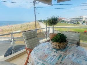 フロギタにあるBoutique Apartment 1のビーチを望むバルコニー(テーブル、椅子付)