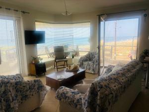 フロギタにあるBoutique Apartment 1のリビングルーム(ソファ2台、大きな窓付)