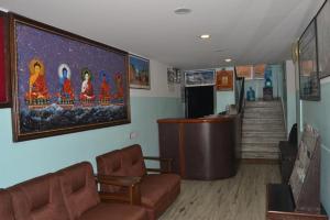 un soggiorno con divano e una foto appesa al muro di Bag Packer's Lodge a Kathmandu