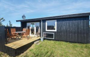 Torstedにある2 Bedroom Pet Friendly Home In Thistedの黒小屋(テーブルと椅子付)
