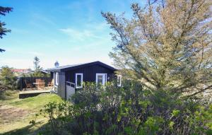 Torstedにある2 Bedroom Pet Friendly Home In Thistedの芝生のデッキがある小さな黒い小屋 +6枚の写真