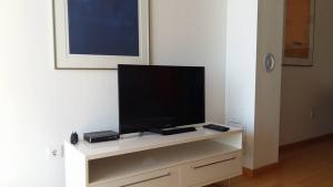 En tv och/eller ett underhållningssystem på Apartment Lara