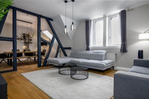 a living room with two couches and a table at 3 BR - Luxus - Arbeitsplatz - Wifi - Küche - Kaffee in Wiesbaden