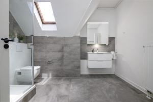 a bathroom with a toilet and a sink and a shower at 3 BR - Luxus - Arbeitsplatz - Wifi - Küche - Kaffee in Wiesbaden