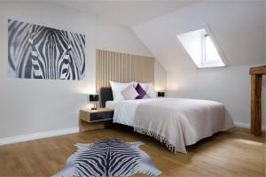 a bedroom with a large bed with a zebra print on the wall at 3 BR - Luxus - Arbeitsplatz - Wifi - Küche - Kaffee in Wiesbaden