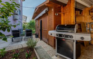 a outdoor kitchen with a stove and a patio at Cozy Apartment In Fazana With Wifi in Fažana
