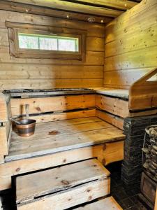 Cabaña de madera con sauna y ventana en AureenHelmi, en Aurekoski 29 fotos más