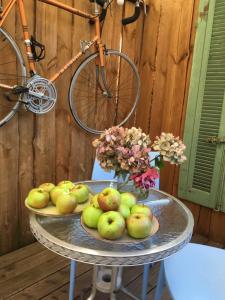 two plates of apples on a table with a bike at Op Nijverdal in Nijverdal