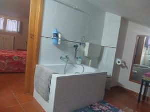 W łazience znajduje się wanna z umywalką. w obiekcie La Casa nel Borgo w mieście SantʼAgata deʼ Goti
