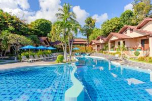 Piscina de la sau aproape de Royal Beach Boutique Resort & Spa Koh Samui