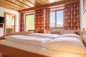 Postel nebo postele na pokoji v ubytování Pension Schlossberg