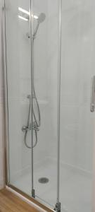 eine Dusche mit Glastür mit in der Unterkunft El rincón de la Caleta in Cádiz