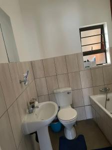 un baño con inodoro y lavabo en Impact, en Bloemfontein