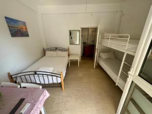 Ένα ή περισσότερα κρεβάτια σε δωμάτιο στο Seaside Apartments & Rooms Kampouri