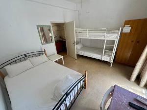 Ένα ή περισσότερα κρεβάτια σε δωμάτιο στο Seaside Apartments & Rooms Kampouri