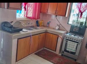 Kuchyň nebo kuchyňský kout v ubytování ZURI Homestay WIFI & Ocean BREEZE !!