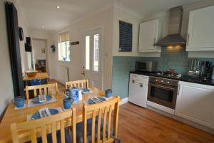 Dapur atau dapur kecil di Seaglass Cottage Anstruther- stylish seaside stay