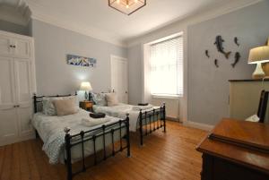 Katil atau katil-katil dalam bilik di Seaglass Cottage Anstruther- stylish seaside stay