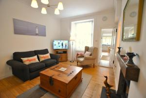 Ruang duduk di Seaglass Cottage Anstruther- stylish seaside stay