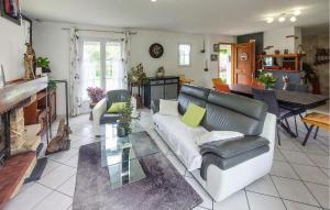 una sala de estar con un sofá y una mesa en Charmante Maison En Vendée, en Commequiers