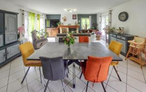 Un comedor con mesa y sillas en Charmante Maison En Vendée, en Commequiers